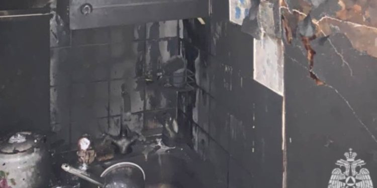 Причиной пожара в многоэтажке на улице Бирюзова стала неисправность холодильника