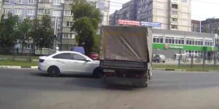В рязанской Дашково-Песочне столкнулись ГАЗель и легковушка