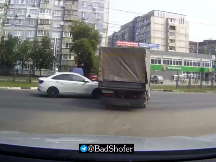 В рязанской Дашково-Песочне столкнулись ГАЗель и легковушка
