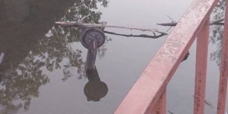 В Рязани в ручье Быстрец неизвестные утопили электросамокат