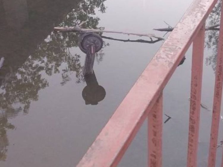 В Рязани в ручье Быстрец неизвестные утопили электросамокат