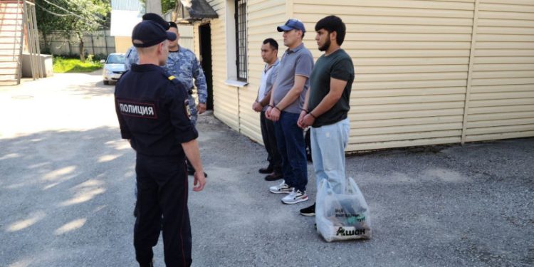 Рязанские полицейские депортировали из России 4 иностранцев-нарушителей