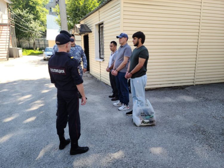 Рязанские полицейские депортировали из России 4 иностранцев-нарушителей