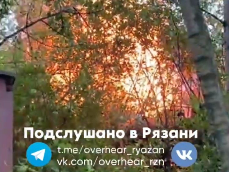 В рязанском поселке Агропром загорелся гаражный кооператив