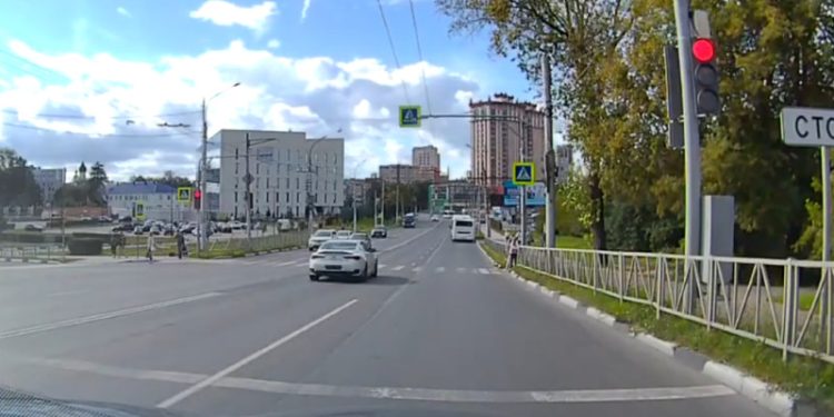 На улице Спортивной водитель на легковушке проехал на красный свет