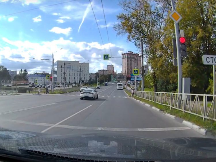 На улице Спортивной водитель на легковушке проехал на красный свет