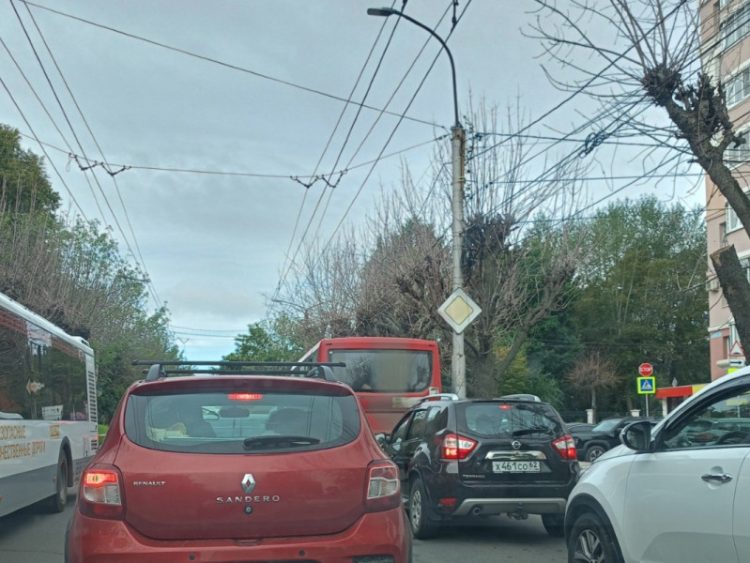 В центре Рязани 13 августа образовалась крупная пробка из-за перекрытой полосы