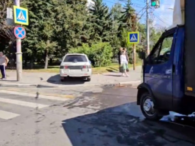 На улице Горького столкнулись ГАЗель и легковушка