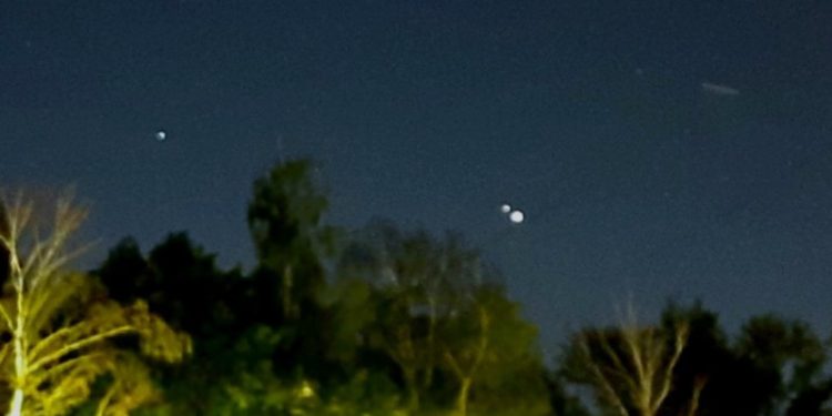 Рязанка запечатлела в небе сближение Юпитера и Марса