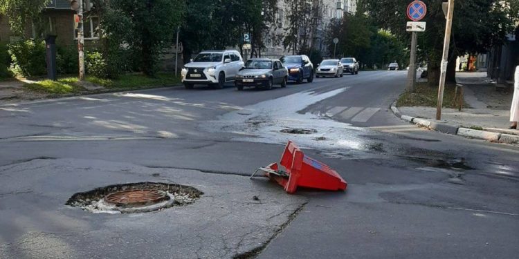 Горожане пожаловались на яму на рязанской площади Мичурина Горожане пожаловались на яму на рязанской площади Мичурина