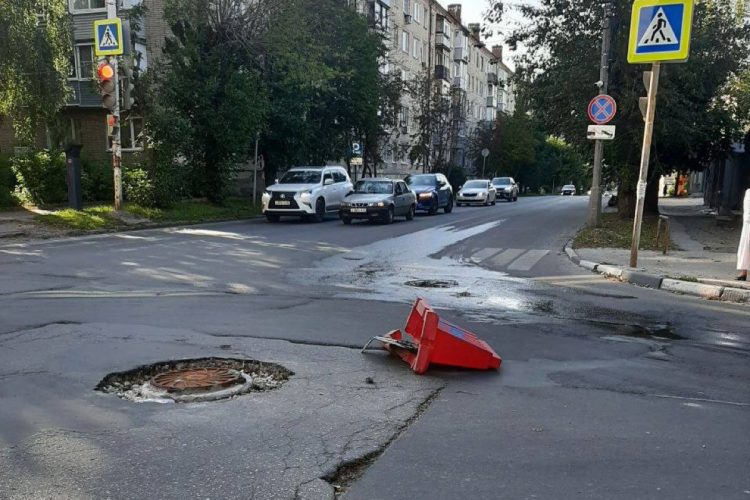 Горожане пожаловались на яму на рязанской площади Мичурина