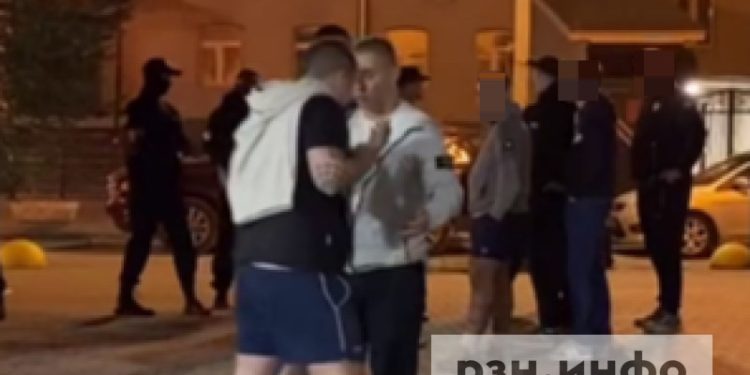 Возле рязанского ТРЦ «Малина» засняли перепалку двоих подростков