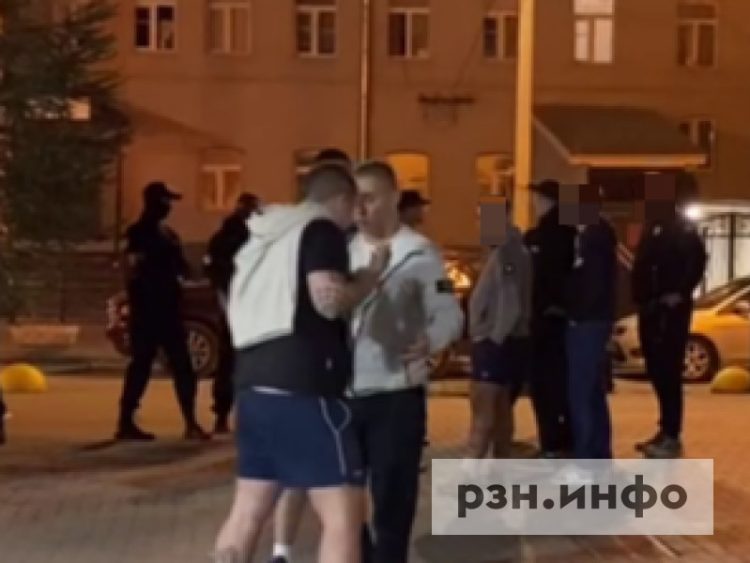 Возле рязанского ТРЦ "Малина" засняли перепалку двоих подростков