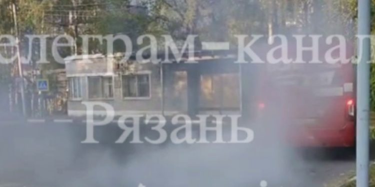 На Куйбышевском шоссе засняли задымившуюся маршрутку №49