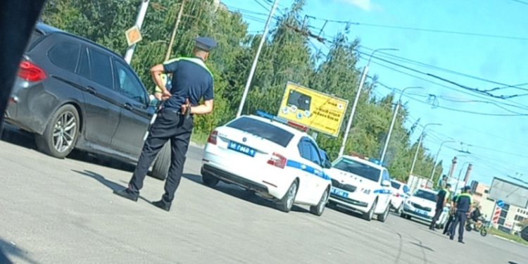 21 августа на улице Зубковой засняли патрульные машины