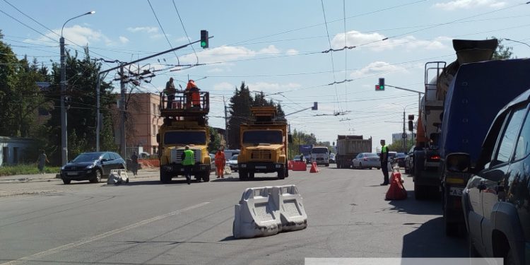21 августа на проезде Шабулина грузовик оборвал контактную сеть
