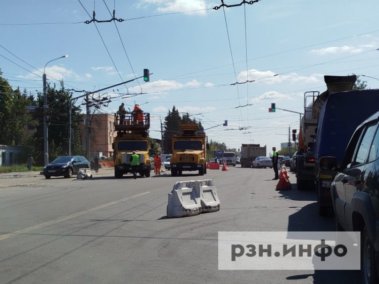 21 августа на проезде Шабулина грузовик оборвал контактную сеть