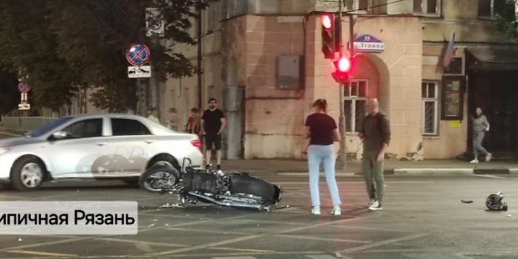 В центре Рязани столкнулись мотоцикл и иномарка