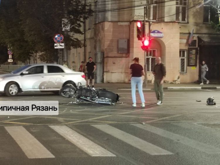 В центре Рязани столкнулись мотоцикл и иномарка