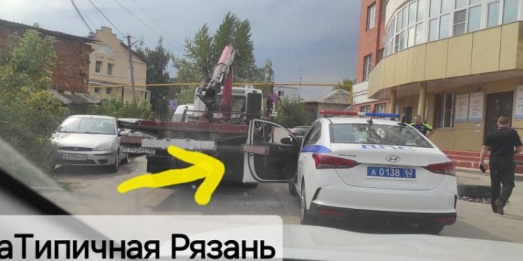 В центре Рязани эвакуатор врезался в автомобиль ДПС В центре Рязани эвакуатор врезался в автомобиль ДПС