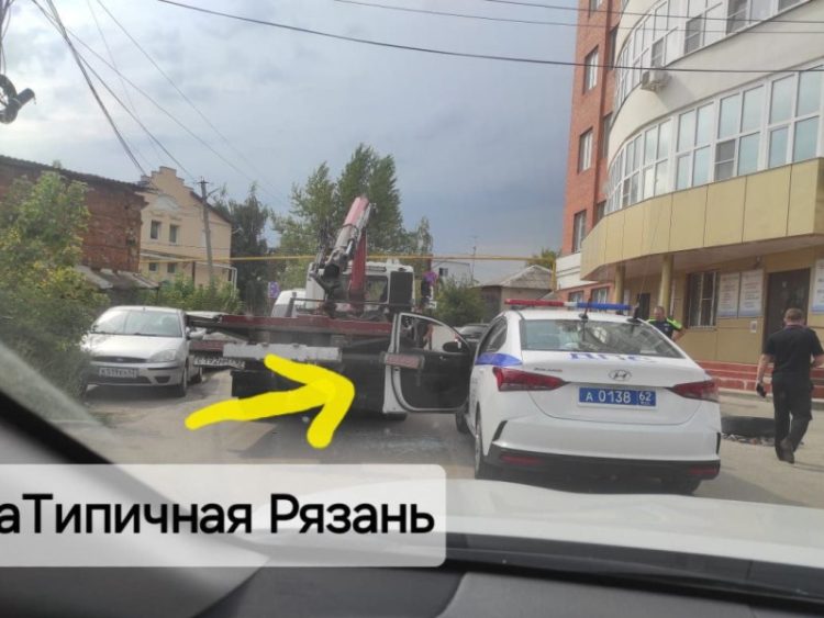 В центре Рязани эвакуатор врезался в автомобиль ДПС