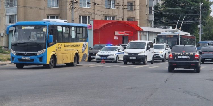 На улице Высоковольтной произошло ДТП с участием маршрутки