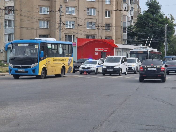 На улице Высоковольтной произошло ДТП с участием маршрутки