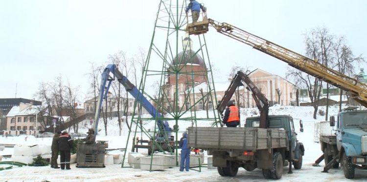 В центре Рязани устанавливают первую новогоднюю ель