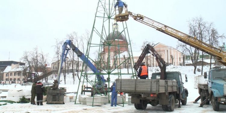 В центре Рязани устанавливают первую новогоднюю ель В центре Рязани устанавливают первую новогоднюю ель