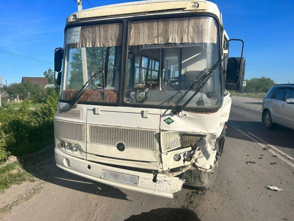 В ДТП в рязанских Дубровичах с участием рейсового автобуса пострадали 4 человека
