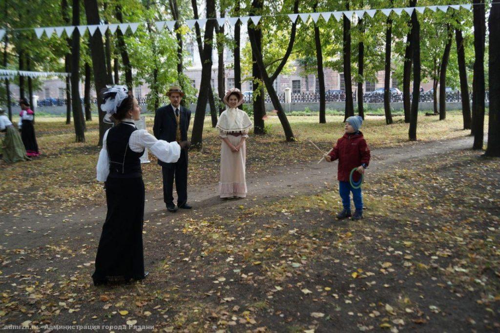 В рязанском Кремлевском сквере прошел городской пикник в стиле дореволюционной Рязани