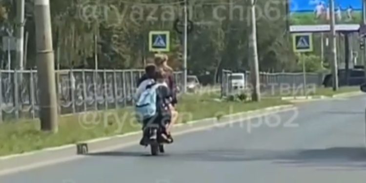 В Рязани засняли подростков, которые ехали на мопеде вчетвером