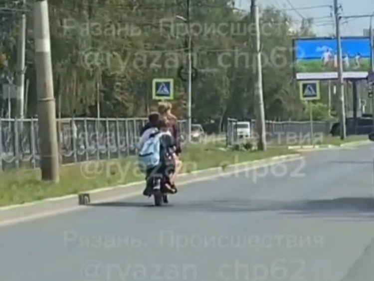 В Рязани засняли подростков, которые ехали на мопеде вчетвером