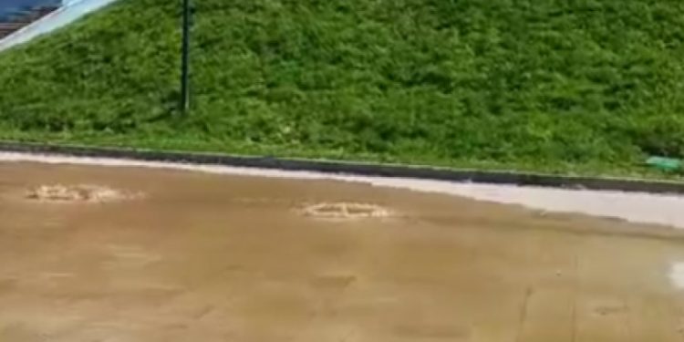 На рязанском Лыбедском бульваре прорвало канализацию