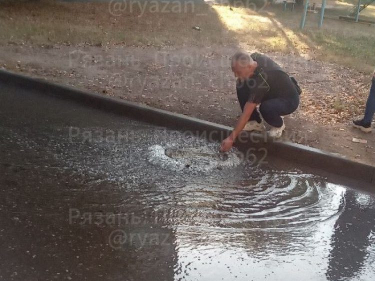 В рязанском Канищеве из-за прорыва канализации затопило двор около школы №56