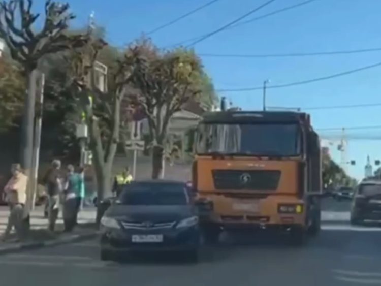 В центре Рязани столкнулись легковушка и грузовик
