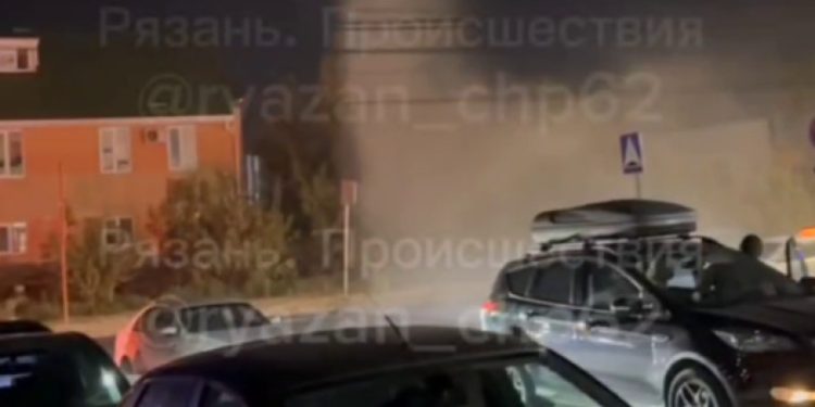 Рязанцы сообщили о прорыве трубы на улице Фирсова