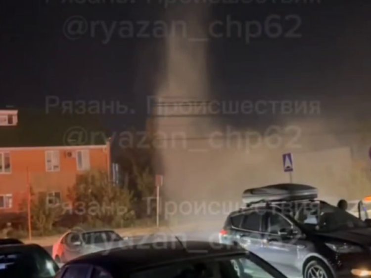 Рязанцы сообщили о прорыве трубы на улице Фирсова