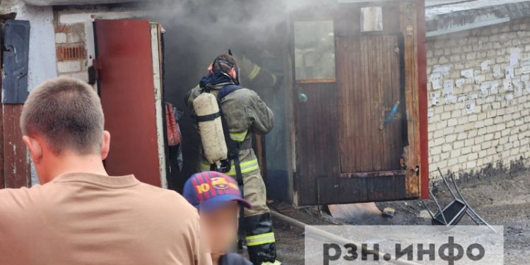 На улице Кальной загорелся гараж