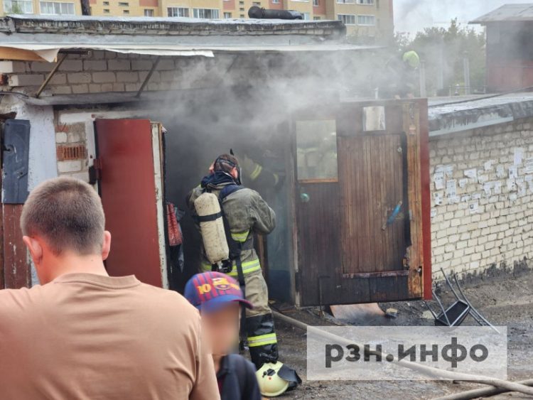 На улице Кальной загорелся гараж