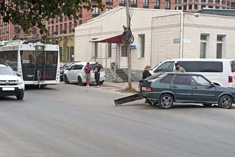 На улице Чкалова столкнулись троллейбус №5 и легковушка