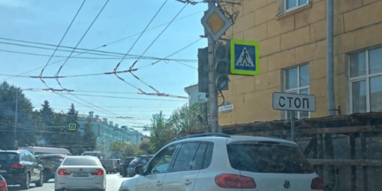 Рязанских водителей предупредили о неработающем светофоре на площади Театральной