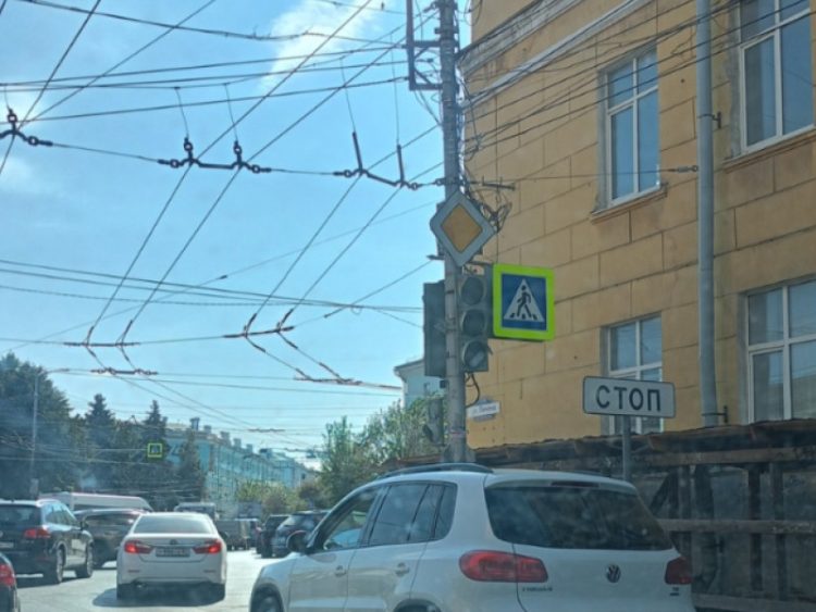 Рязанских водителей предупредили о неработающем светофоре на площади Театральной