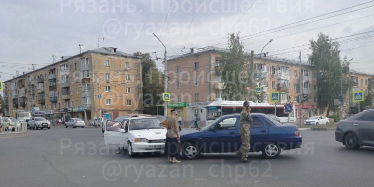 12 сентября на улице Полетаева столкнулись две легковушки