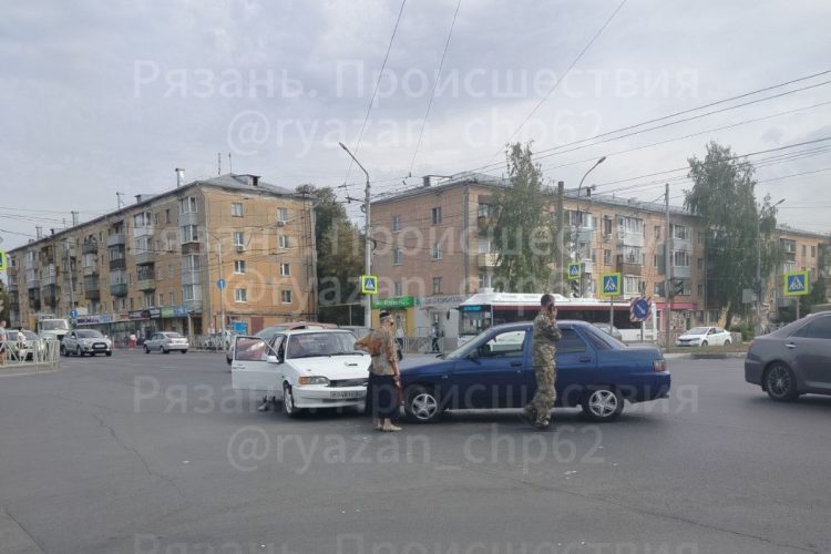 12 сентября на улице Полетаева столкнулись две легковушки