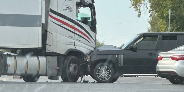 13 сентября в Рыбновском районе столкнулись внедорожник и фура