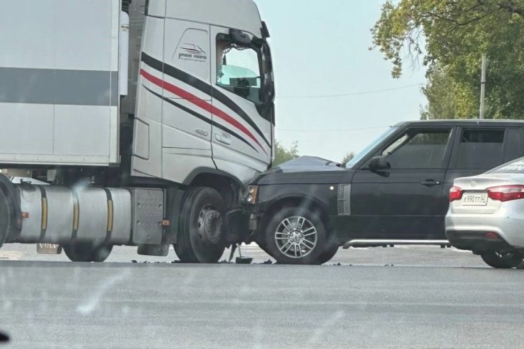 13 сентября в Рыбновском районе столкнулись внедорожник и фура