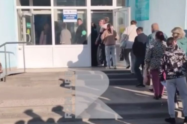 Рязанцы засняли огромную очередь в КВЦ 24 сентября