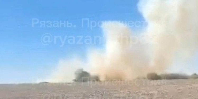 В Скопинском районе заметили дым в поле