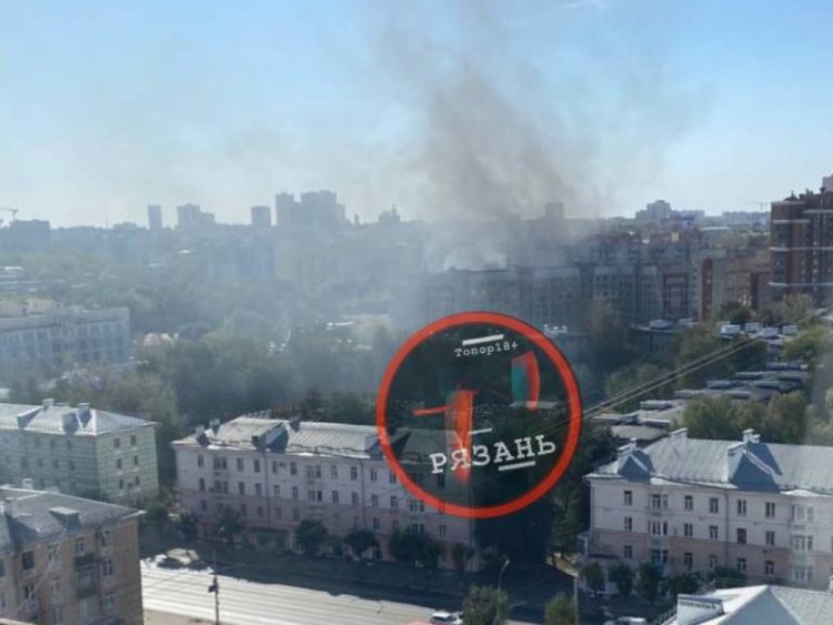 Рязанцы засняли в районе "Прио-Лэнда" столб черного дыма